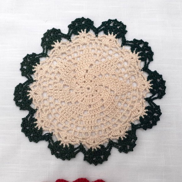 Vintage Doilies. Set of 4. Christmas holiday themed. Hand crafted. Varied sizes - Picture 11 of 11